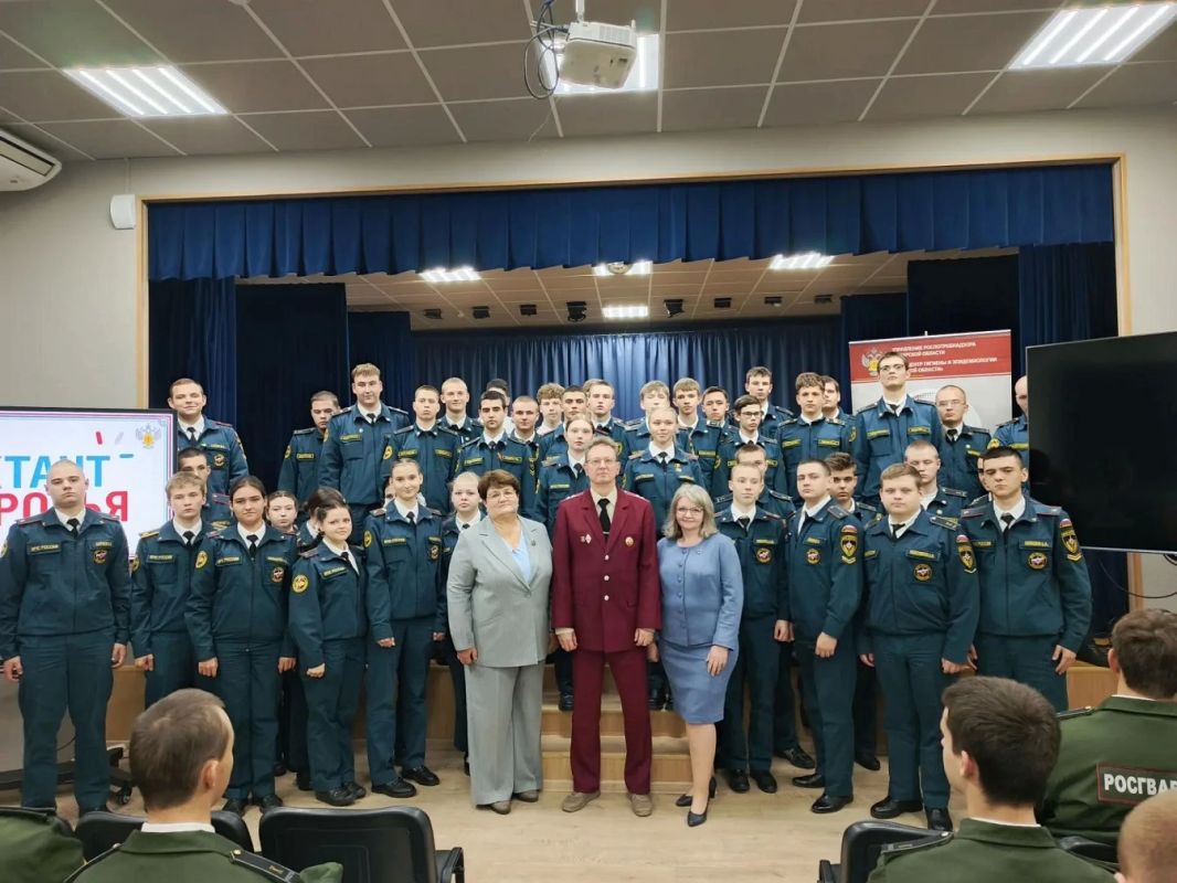 НЕ МЕНЕЕ 50!!!. Именно такое расстояние - не менее 50 см - между экраном и глазами безопасно для зрения НЕ МЕНЕЕ 50!!!. Именно такое расстояние - не менее 50 см - между экраном и глазами безопасно для зрения