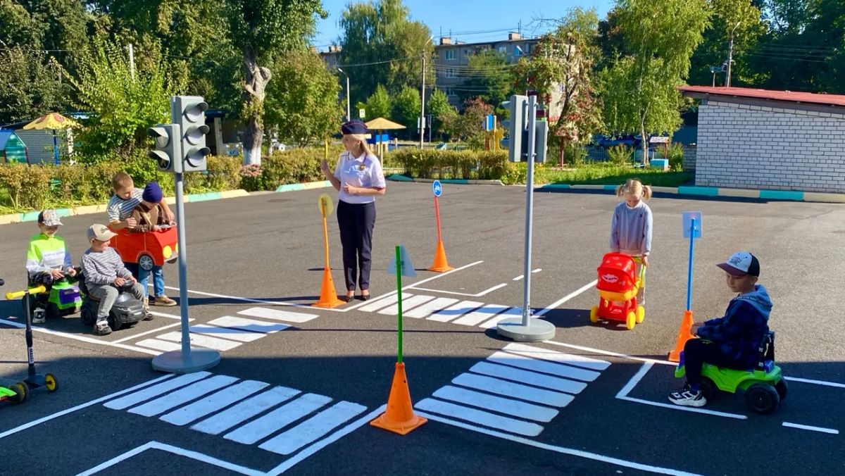 «Семейный старт безопасности»: малыши и родители учились ПДД в детском саду № 24 «Семейный старт безопасности»: малыши и родители учились ПДД в детском саду № 24