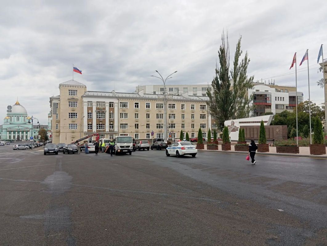 На Красной площади работают сразу два эвакуатора На Красной площади работают сразу два эвакуатора