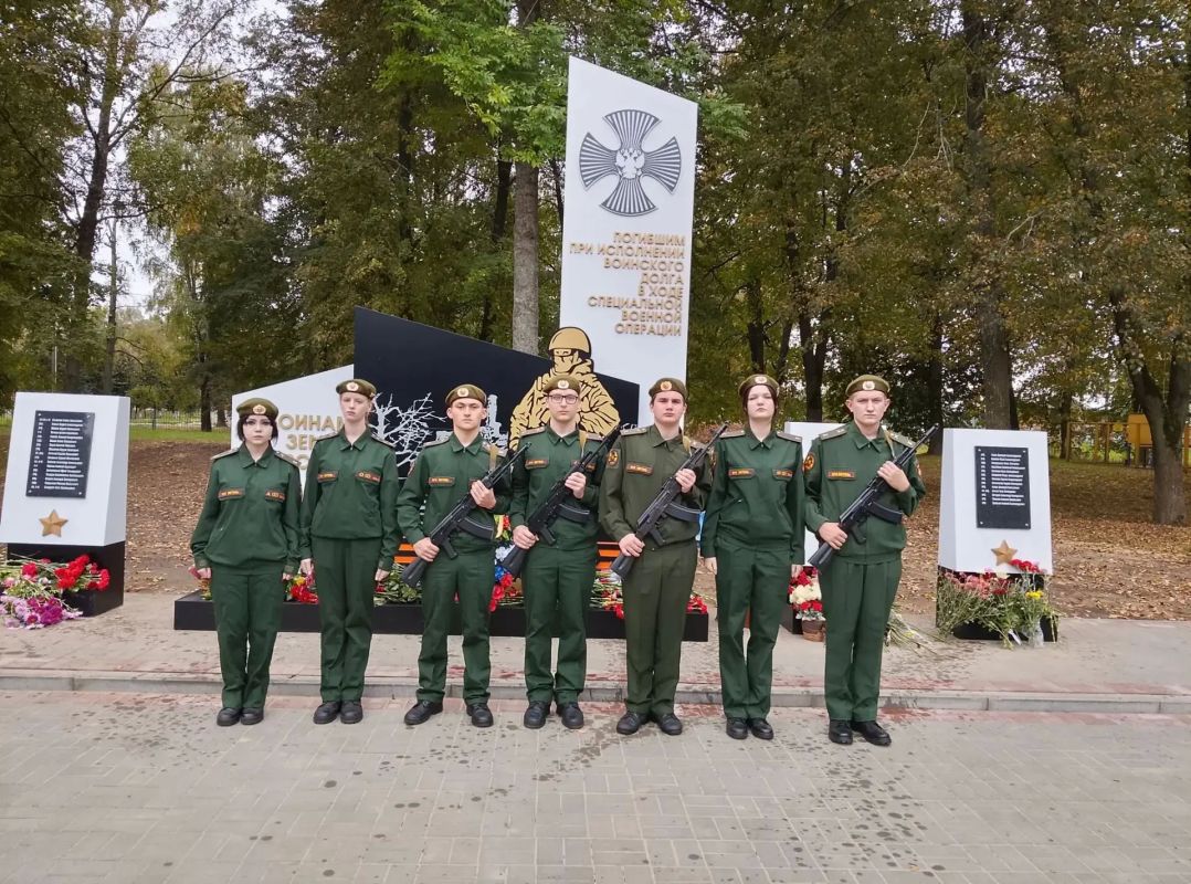 В Дмитриевском районе открыт памятный знак участникам СВО В Дмитриевском районе открыт памятный знак участникам СВО