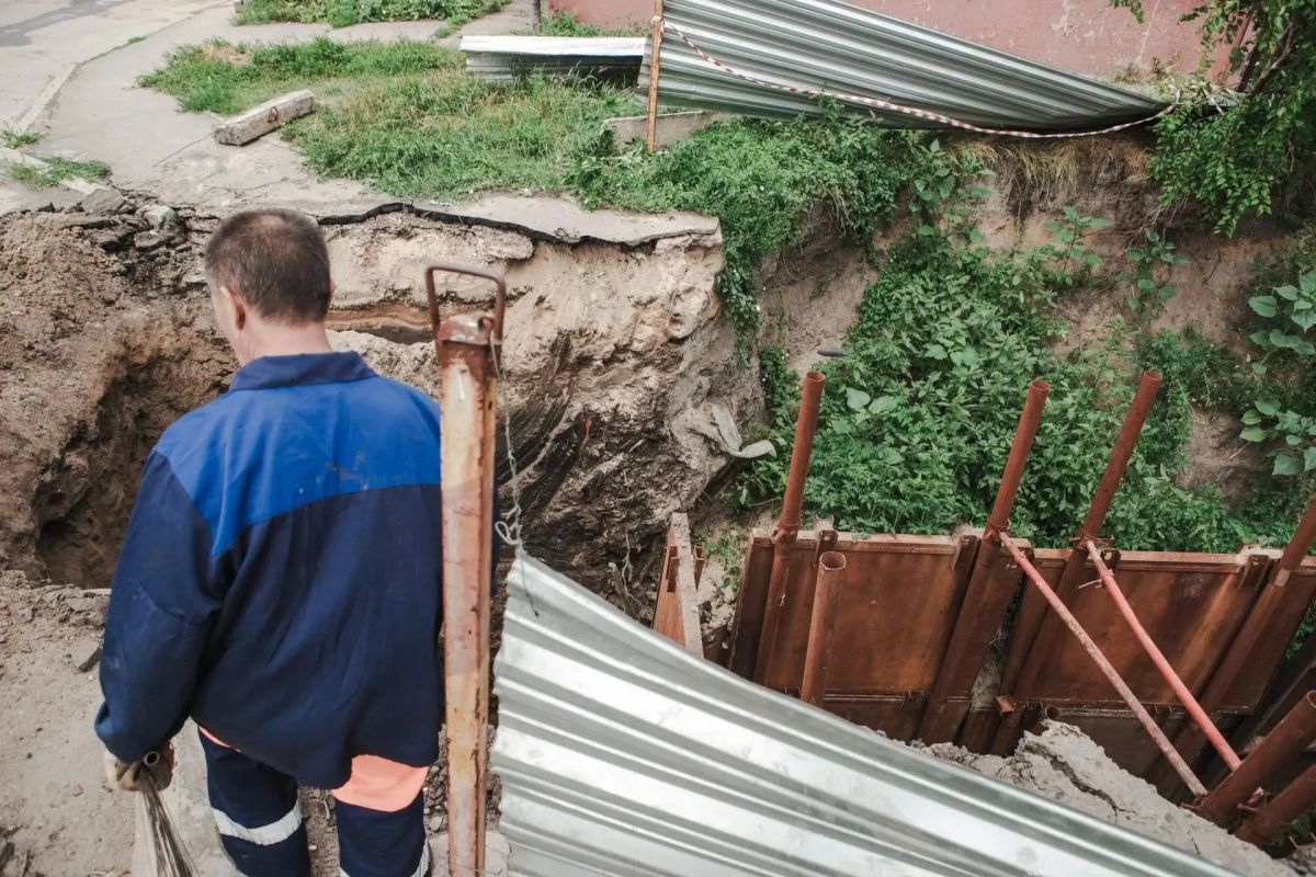 В Курске на улице Гагарина заменили участок поврежденного коллектора