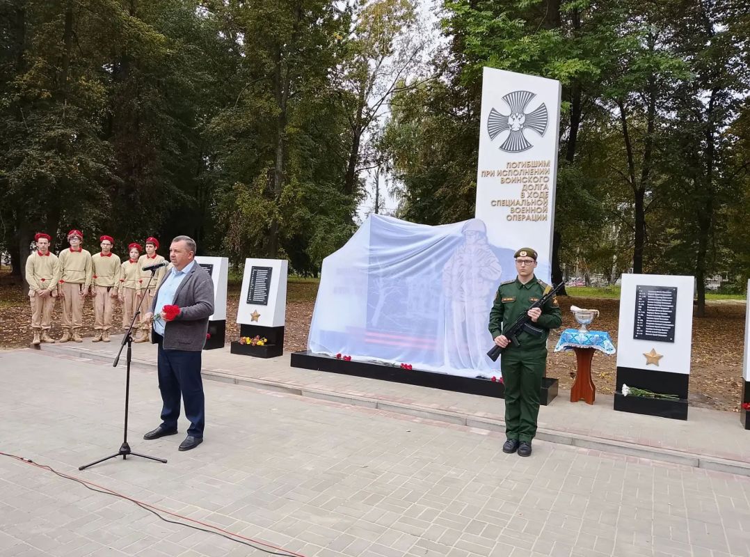 В Дмитриевском районе открыт памятный знак участникам СВО