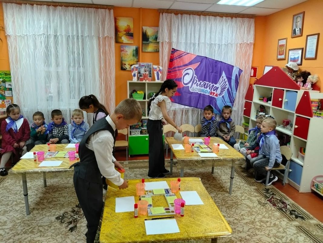 В детском саду Конышевки прошел по-настоящему теплый и запоминающийся день! К малышам в гости пришли активисты «Орлят России» из местной школы вместе со своим наставником Е. А. Костиной В детском саду Конышевки прошел по-настоящему теплый и запоминающийся день! К малышам в гости пришли активисты «Орлят России» из местной школы вместе со своим наставником Е. А. Костиной