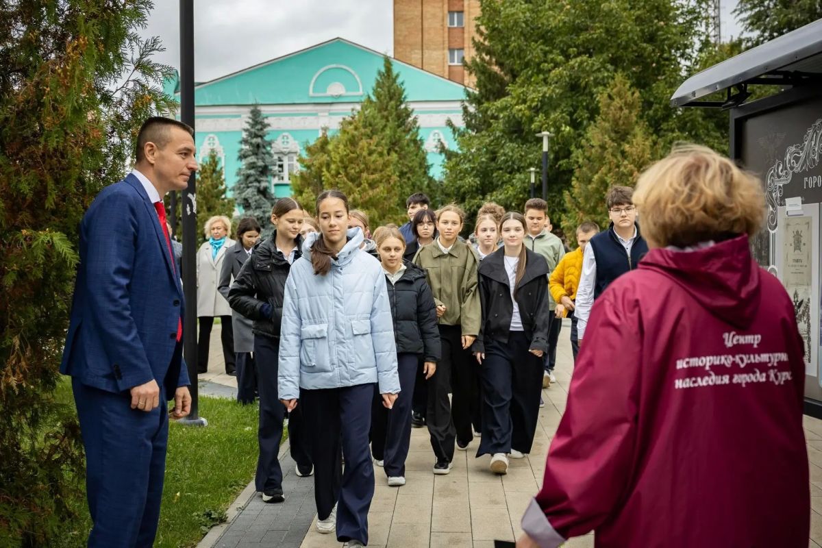 В Курске у библиотеки имени Н. Н. Асеева открылась выставка «Город славных имен» В Курске у библиотеки имени Н. Н. Асеева открылась выставка «Город славных имен»