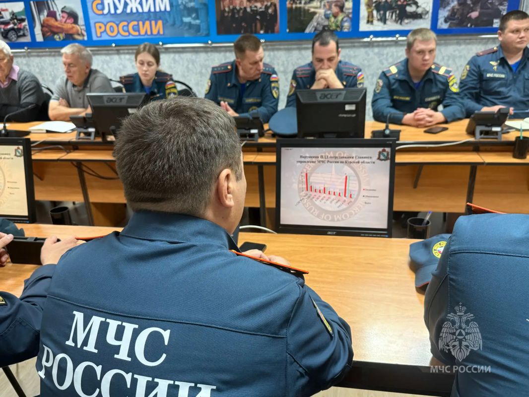 Курским спасателям МЧС России напомнили о правилах дорожного движения Курским спасателям МЧС России напомнили о правилах дорожного движения