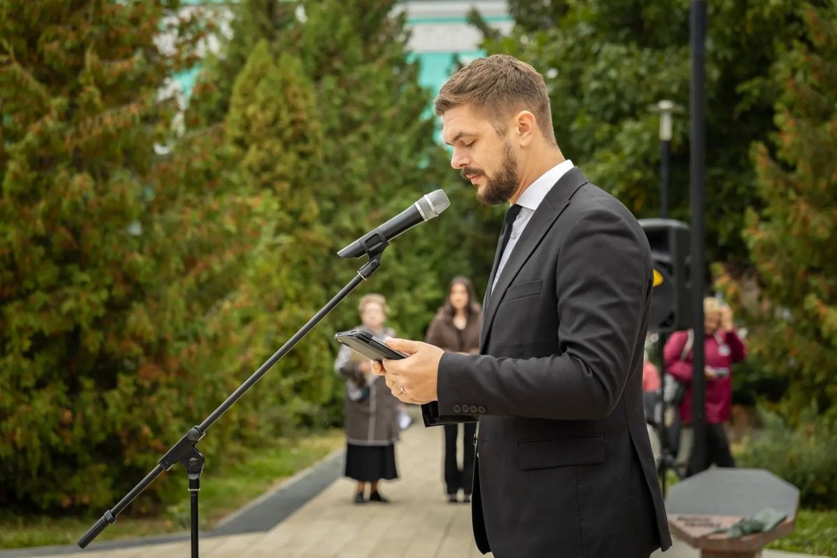 В Курске у библиотеки имени Н. Н. Асеева открылась выставка «Город славных имен» В Курске у библиотеки имени Н. Н. Асеева открылась выставка «Город славных имен»