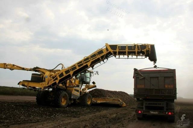Аграрии продолжают работы на полях