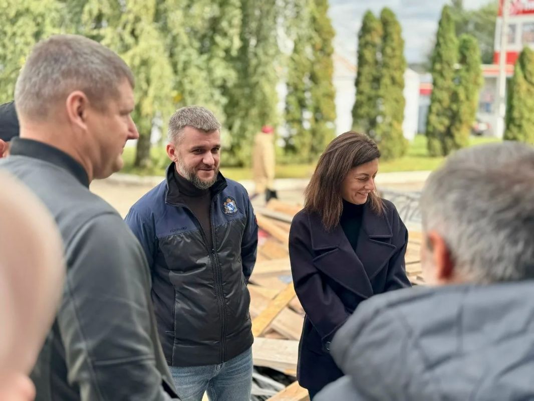 Культура преображается!. В Мантуровском районе снова важные гости! Первый замруководителя Администрации Курской области Олеся Дворцова и министр культуры Алексей Конорев приехали лично проверить, как идет ремонт Культура преображается!. В Мантуровском районе снова важные гости! Первый замруководителя Администрации Курской области Олеся Дворцова и министр культуры Алексей Конорев приехали лично проверить, как идет ремонт