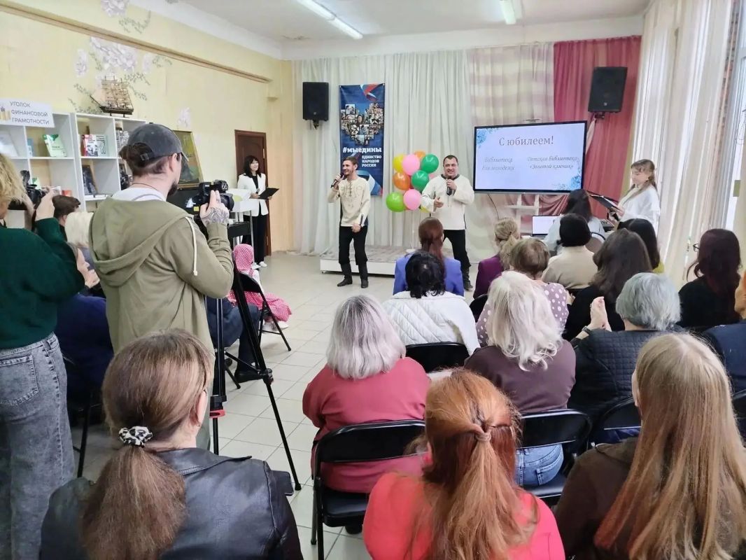 В Центральной городской библиотеке имени Е. И. Носова состоялось праздничное мероприятие, объединившее сразу три значимых события: День города и юбилеи двух библиотек – Библиотеки для молодежи и Детской библиотеки «Золотой... В Центральной городской библиотеке имени Е. И. Носова состоялось праздничное мероприятие, объединившее сразу три значимых события: День города и юбилеи двух библиотек – Библиотеки для молодежи и Детской библиотеки «Золотой...