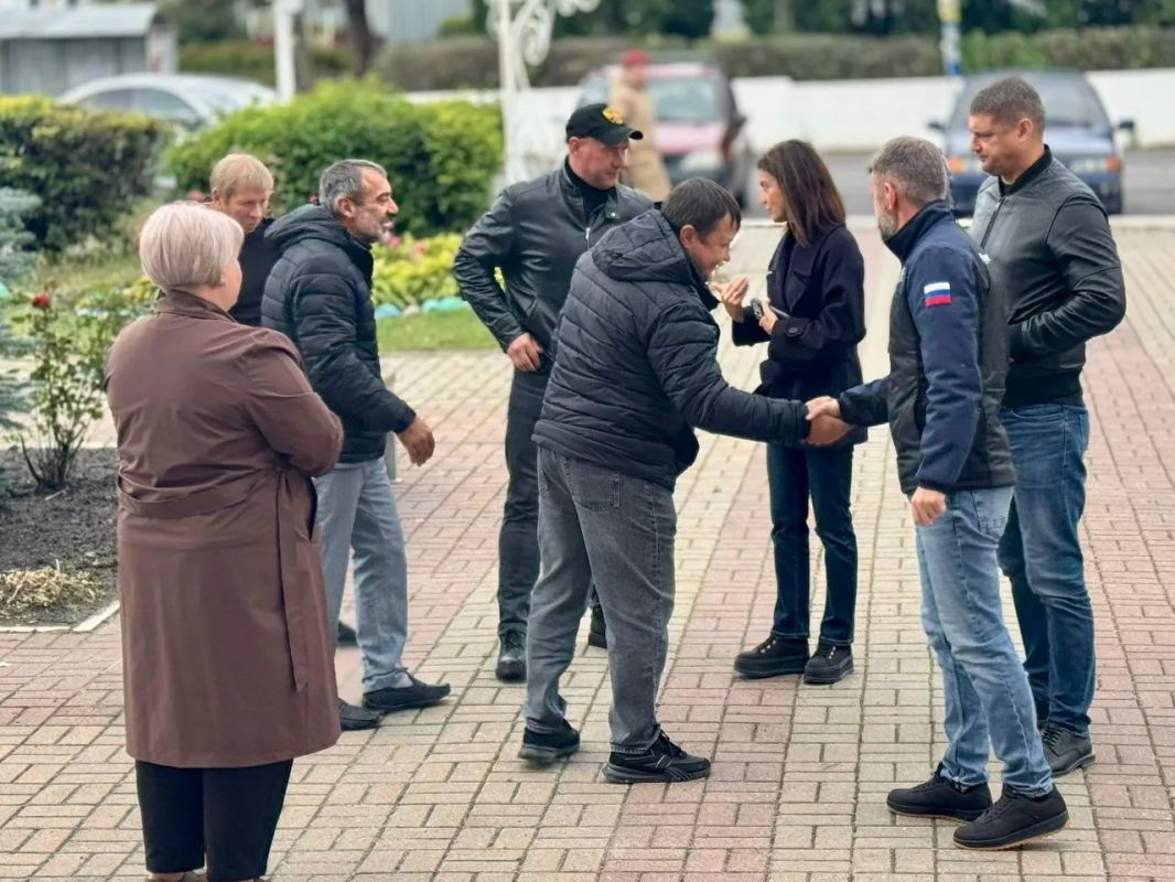 Культура преображается!. В Мантуровском районе снова важные гости! Первый замруководителя Администрации Курской области Олеся Дворцова и министр культуры Алексей Конорев приехали лично проверить, как идет ремонт