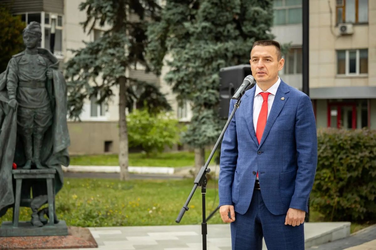 В Курске у библиотеки имени Н. Н. Асеева открылась выставка «Город славных имен» В Курске у библиотеки имени Н. Н. Асеева открылась выставка «Город славных имен»