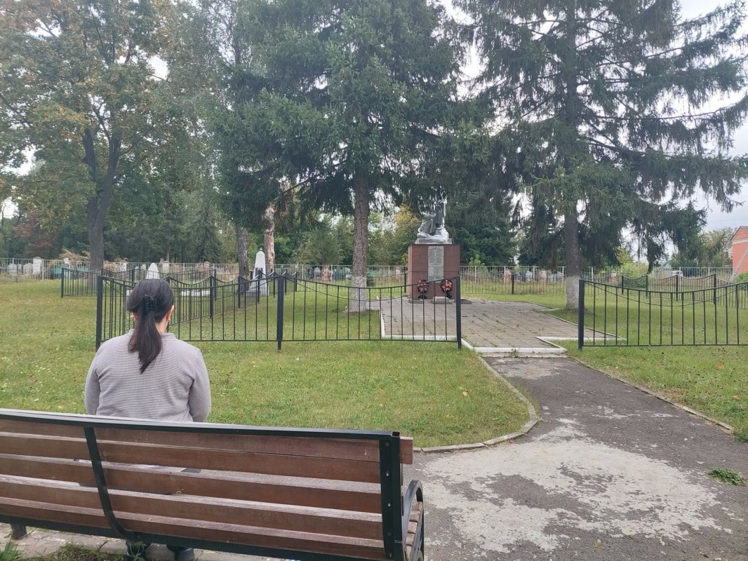 В селе Беседино осмотрели благоустроенный сквер у мемориала В селе Беседино осмотрели благоустроенный сквер у мемориала