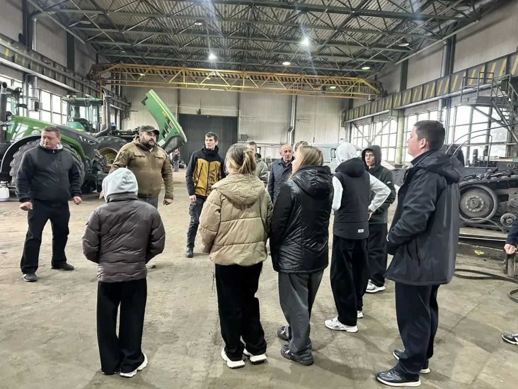 В рамках Месяца профориентации учащиеся МКОУ «Большежировская СОШ имени Героя Советского Союза Л.В. Лукьянчикова» посетили Фатежский филиал ООО «Курск Агро» В рамках Месяца профориентации учащиеся МКОУ «Большежировская СОШ имени Героя Советского Союза Л.В. Лукьянчикова» посетили Фатежский филиал ООО «Курск Агро»