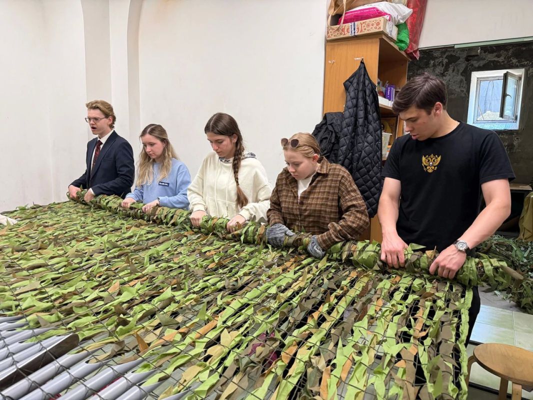 Волонтеры московского движения «Под защитой» передают гумпомощь бойцам СВО Волонтеры московского движения «Под защитой» передают гумпомощь бойцам СВО