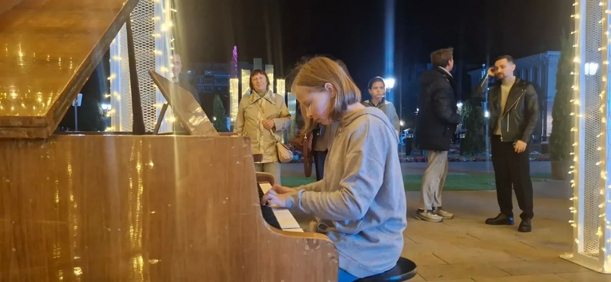 В Курске День города продолжили сами куряне признаниям в любви и ноктюрнами В Курске День города продолжили сами куряне признаниям в любви и ноктюрнами
