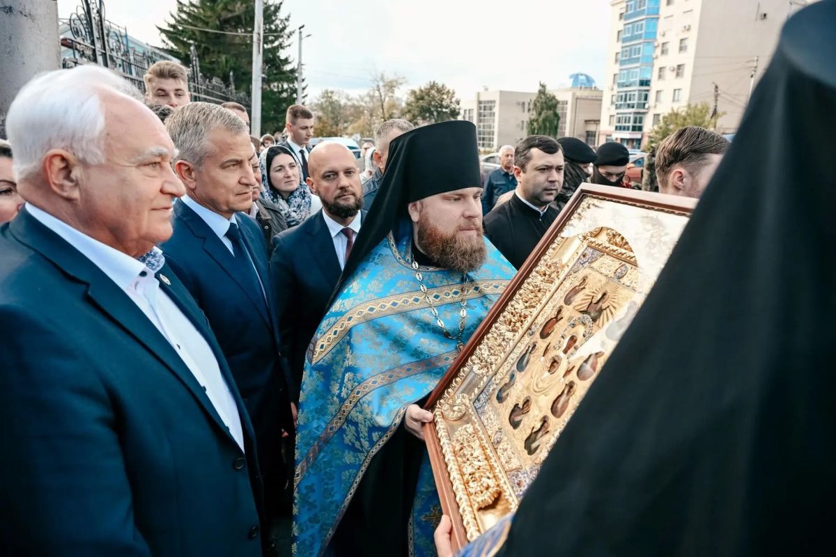 Курск встречает свою Заступницу: святыня вернулась в Знаменский монастырь Курск встречает свою Заступницу: святыня вернулась в Знаменский монастырь