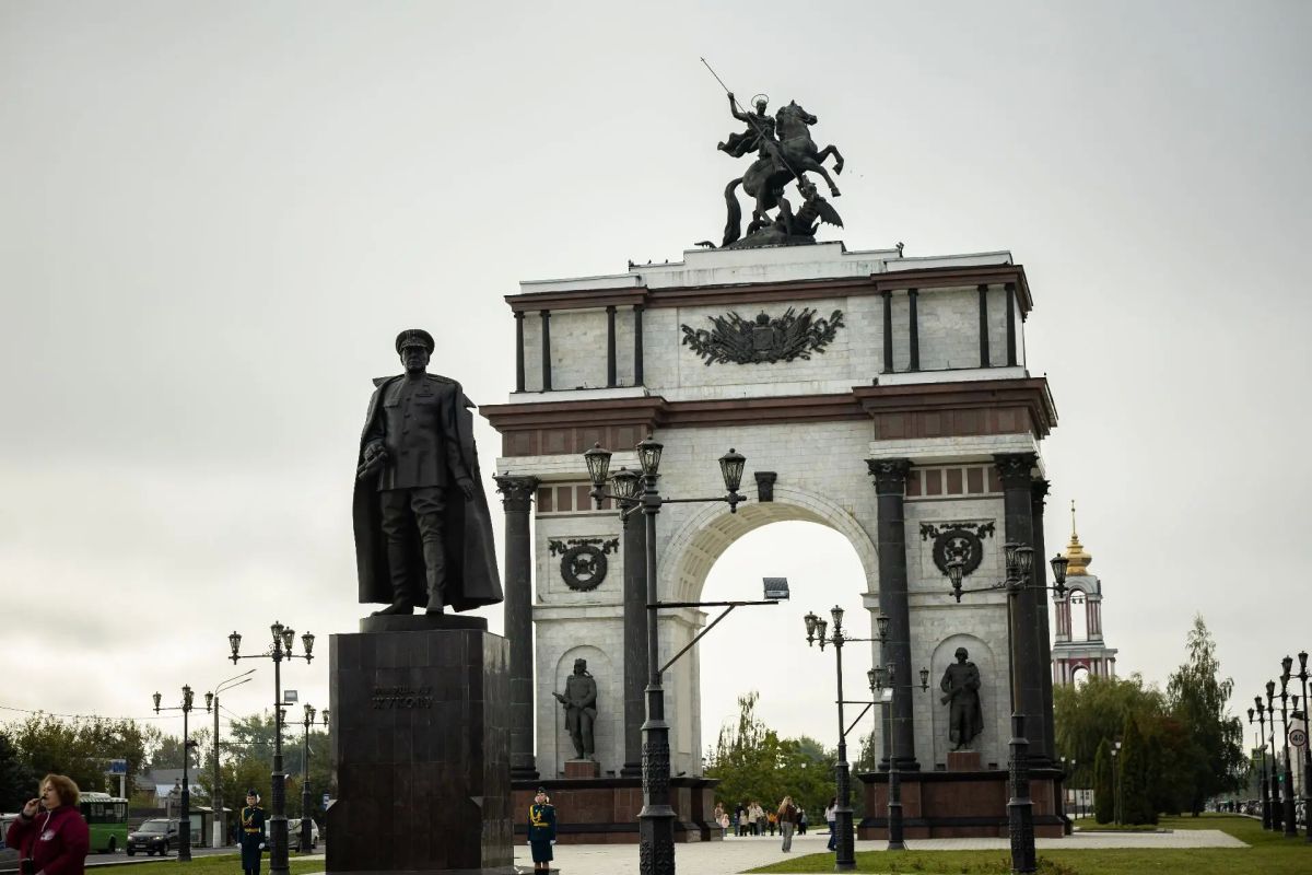 В День города традиционно на мемориальном комплексе «Курская дуга» прошла торжественная церемония возложения цветов В День города традиционно на мемориальном комплексе «Курская дуга» прошла торжественная церемония возложения цветов