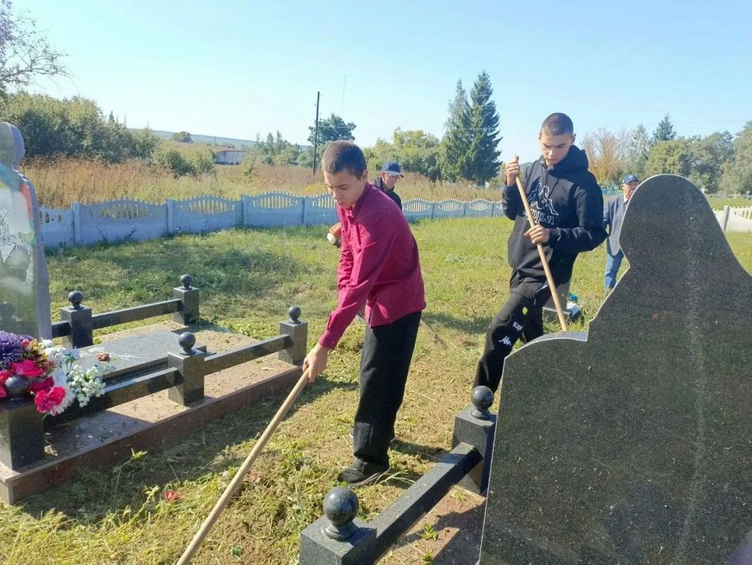 Ребята из Тимуровского отряда "Доброе сердце" Солдатской ООШ навели порядок на местах захоронений участников Великой Отечественной войны и участников СВО Ребята из Тимуровского отряда "Доброе сердце" Солдатской ООШ навели порядок на местах захоронений участников Великой Отечественной войны и участников СВО