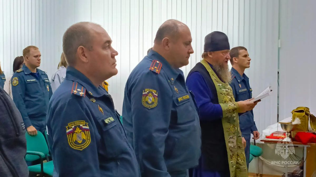 Мужество и вера: в Главном управлении прошла встреча сотрудников МЧС России со священником Мужество и вера: в Главном управлении прошла встреча сотрудников МЧС России со священником