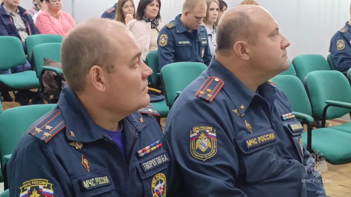Мужество и вера: в Главном управлении прошла встреча сотрудников МЧС России со священником Мужество и вера: в Главном управлении прошла встреча сотрудников МЧС России со священником