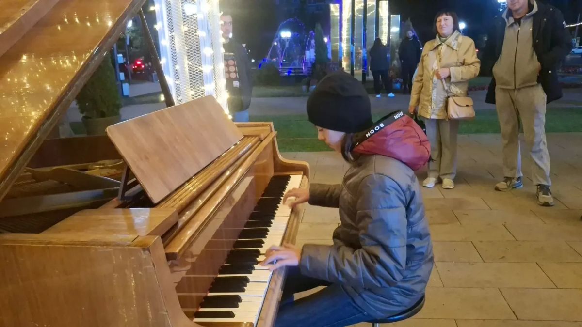В Курске День города продолжили сами куряне признаниям в любви и ноктюрнами В Курске День города продолжили сами куряне признаниям в любви и ноктюрнами