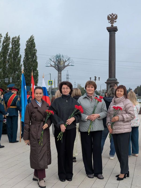 В День города сотрудники УФК по Курской области приняли участие в торжественной церемонии возложения цветов на мемориальном комплексе «Курская дуга» В День города сотрудники УФК по Курской области приняли участие в торжественной церемонии возложения цветов на мемориальном комплексе «Курская дуга»