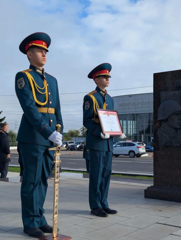 В День города сотрудники УФК по Курской области приняли участие в торжественной церемонии возложения цветов на мемориальном комплексе «Курская дуга» В День города сотрудники УФК по Курской области приняли участие в торжественной церемонии возложения цветов на мемориальном комплексе «Курская дуга»