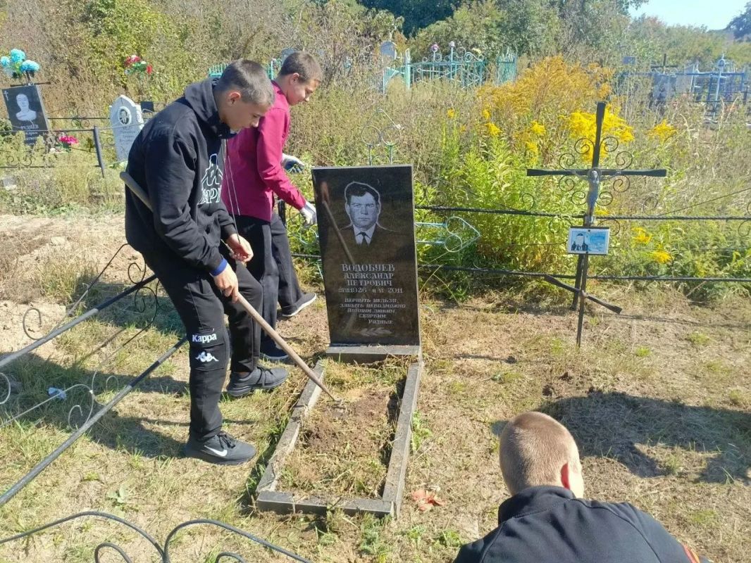 Ребята из Тимуровского отряда "Доброе сердце" Солдатской ООШ навели порядок на местах захоронений участников Великой Отечественной войны и участников СВО Ребята из Тимуровского отряда "Доброе сердце" Солдатской ООШ навели порядок на местах захоронений участников Великой Отечественной войны и участников СВО