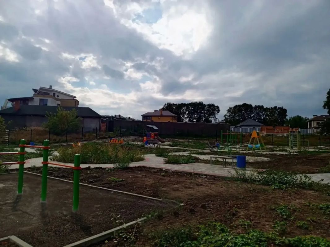 В деревне 1-я Моква продолжают благоустраивать детскую и спортивную площадки В деревне 1-я Моква продолжают благоустраивать детскую и спортивную площадки
