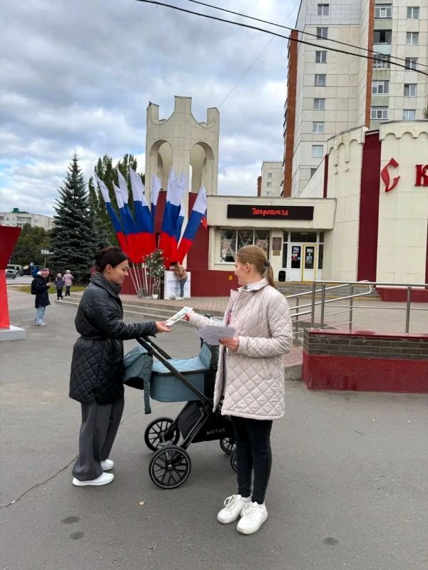 Центр досуга «Сказка» раздал курянам открытки с памятными местами города Центр досуга «Сказка» раздал курянам открытки с памятными местами города