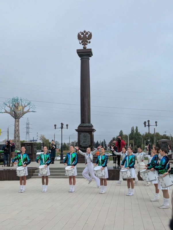 В День города сотрудники УФК по Курской области приняли участие в торжественной церемонии возложения цветов на мемориальном комплексе «Курская дуга» В День города сотрудники УФК по Курской области приняли участие в торжественной церемонии возложения цветов на мемориальном комплексе «Курская дуга»