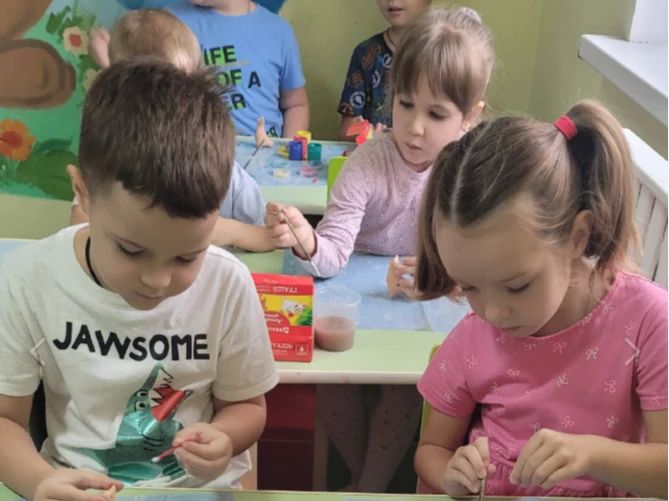 Самыми впечатлительными, увлеченными и довольными участниками мастер-класса по кожлянской игрушке являются дошколята Самыми впечатлительными, увлеченными и довольными участниками мастер-класса по кожлянской игрушке являются дошколята