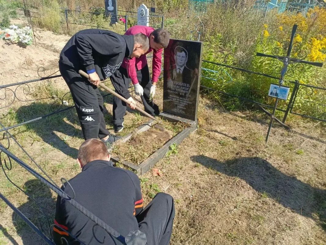 Ребята из Тимуровского отряда "Доброе сердце" Солдатской ООШ навели порядок на местах захоронений участников Великой Отечественной войны и участников СВО Ребята из Тимуровского отряда "Доброе сердце" Солдатской ООШ навели порядок на местах захоронений участников Великой Отечественной войны и участников СВО