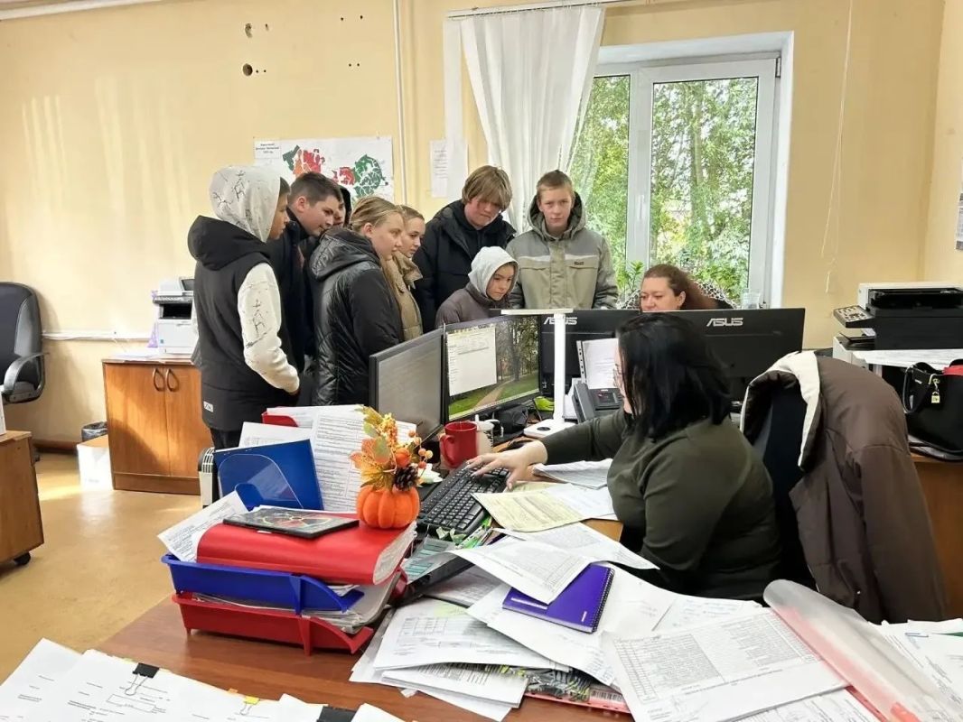 В рамках Месяца профориентации учащиеся МКОУ «Большежировская СОШ имени Героя Советского Союза Л.В. Лукьянчикова» посетили Фатежский филиал ООО «Курск Агро» В рамках Месяца профориентации учащиеся МКОУ «Большежировская СОШ имени Героя Советского Союза Л.В. Лукьянчикова» посетили Фатежский филиал ООО «Курск Агро»