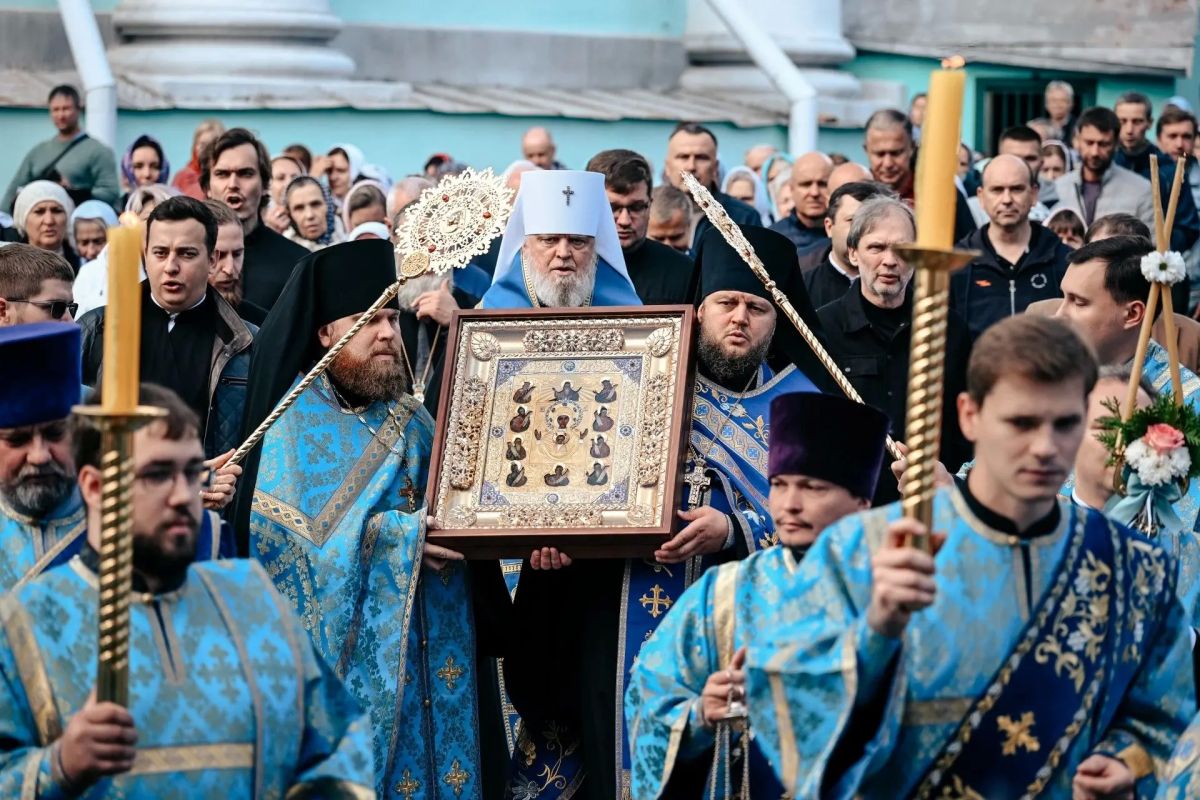 Курск встречает свою Заступницу: святыня вернулась в Знаменский монастырь Курск встречает свою Заступницу: святыня вернулась в Знаменский монастырь