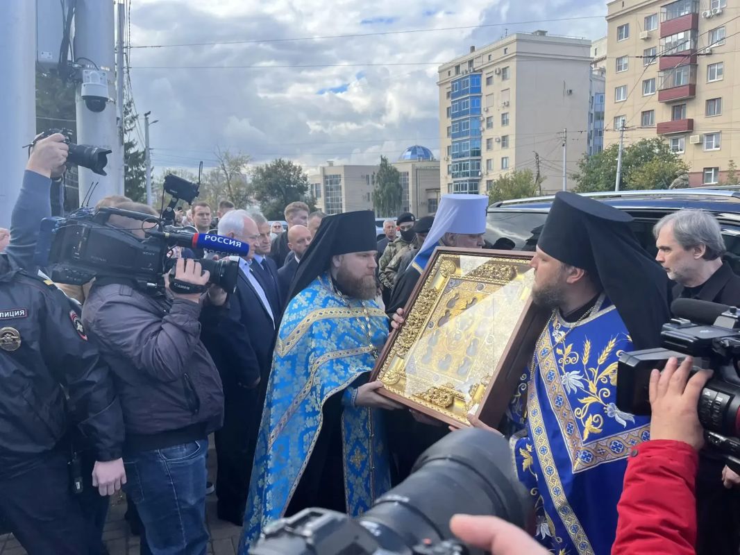 В Знаменский собор Курска прибыла главная святыня Соловьиного края В Знаменский собор Курска прибыла главная святыня Соловьиного края