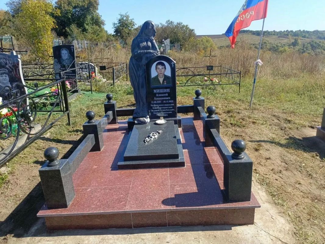 Ребята из Тимуровского отряда "Доброе сердце" Солдатской ООШ навели порядок на местах захоронений участников Великой Отечественной войны и участников СВО Ребята из Тимуровского отряда "Доброе сердце" Солдатской ООШ навели порядок на местах захоронений участников Великой Отечественной войны и участников СВО