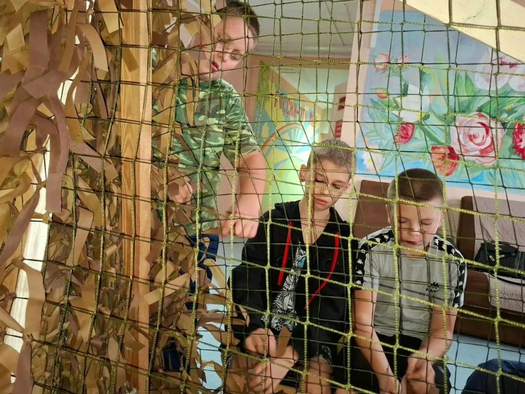 В Верхнелюбажской школе-интернате на внеурочной деятельности действует волонтёрское направление, где ребята учатся плести маскировочные сети В Верхнелюбажской школе-интернате на внеурочной деятельности действует волонтёрское направление, где ребята учатся плести маскировочные сети