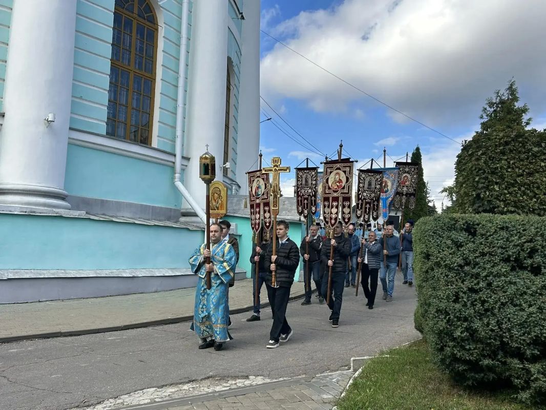 В Курске встретили икону Божией Матери «Знамение» КурскаяКоренная В Курске встретили икону Божией Матери «Знамение» КурскаяКоренная