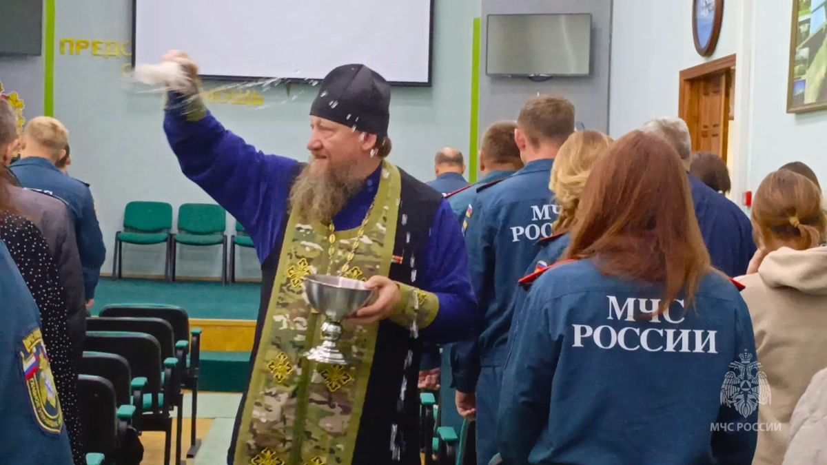 Мужество и вера: в Главном управлении прошла встреча сотрудников МЧС России со священником Мужество и вера: в Главном управлении прошла встреча сотрудников МЧС России со священником