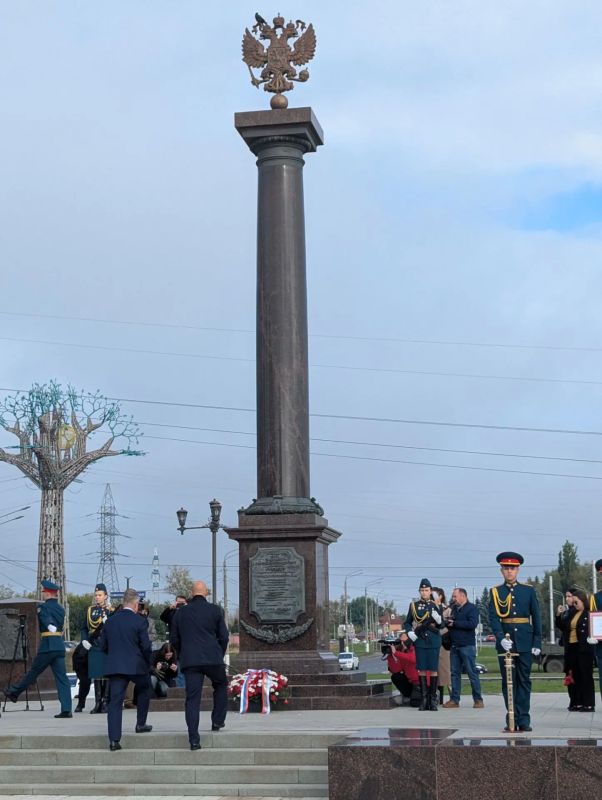 В День города сотрудники УФК по Курской области приняли участие в торжественной церемонии возложения цветов на мемориальном комплексе «Курская дуга» В День города сотрудники УФК по Курской области приняли участие в торжественной церемонии возложения цветов на мемориальном комплексе «Курская дуга»