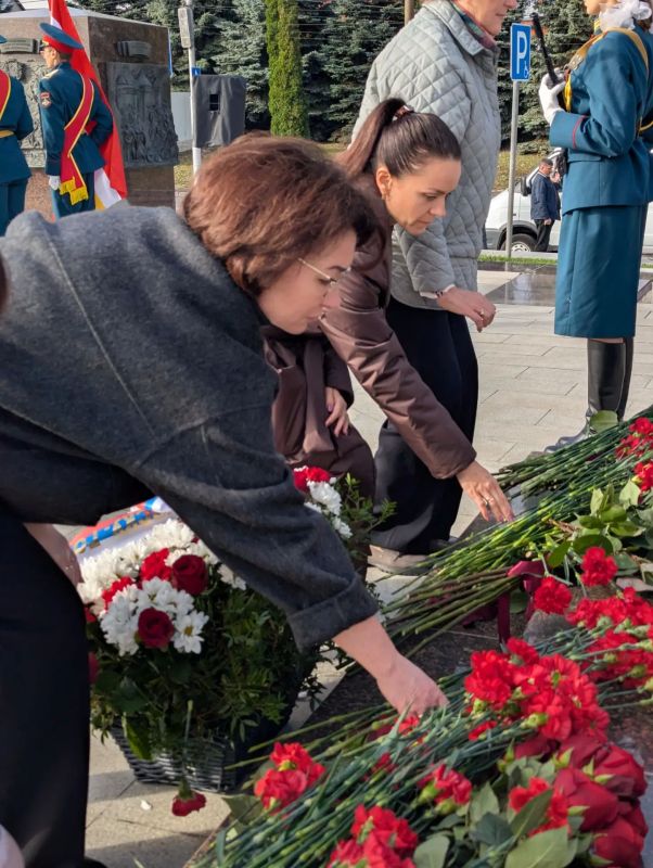В День города сотрудники УФК по Курской области приняли участие в торжественной церемонии возложения цветов на мемориальном комплексе «Курская дуга» В День города сотрудники УФК по Курской области приняли участие в торжественной церемонии возложения цветов на мемориальном комплексе «Курская дуга»
