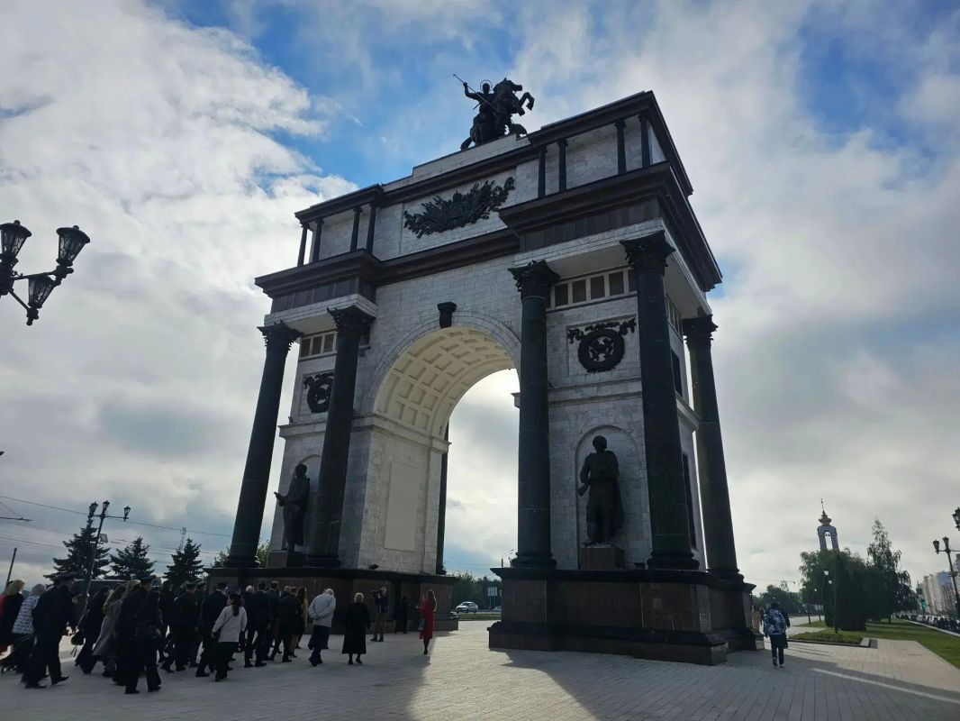 В День города сотрудники УФК по Курской области приняли участие в торжественной церемонии возложения цветов на мемориальном комплексе «Курская дуга»