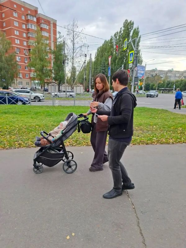 Центр досуга «Сказка» раздал курянам открытки с памятными местами города Центр досуга «Сказка» раздал курянам открытки с памятными местами города