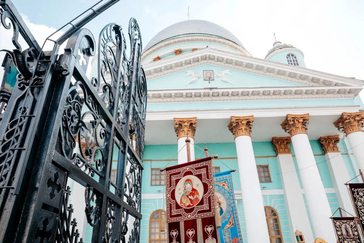 В Курск из летней резиденции в местечке Свобода Золотухинского района вернулась икона Божией Матери «Знамение» Курская Коренная В Курск из летней резиденции в местечке Свобода Золотухинского района вернулась икона Божией Матери «Знамение» Курская Коренная