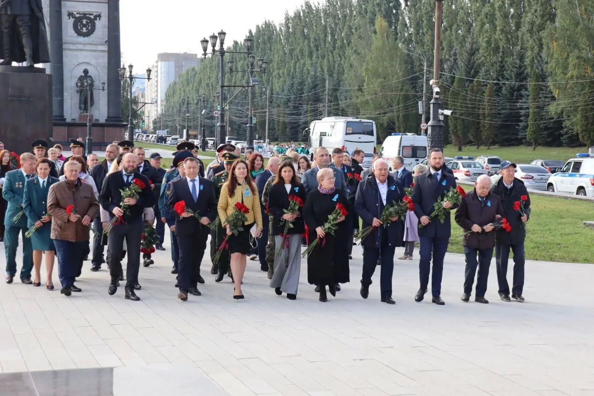 В День города сотрудники УФК по Курской области приняли участие в торжественной церемонии возложения цветов на мемориальном комплексе «Курская дуга» В День города сотрудники УФК по Курской области приняли участие в торжественной церемонии возложения цветов на мемориальном комплексе «Курская дуга»
