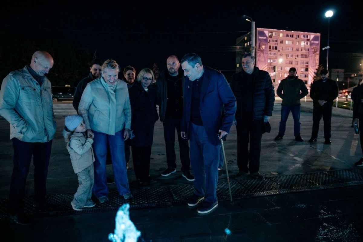Екатерина Харченко: Отремонтированная площадь и новый свето-музыкальный фонтан перед корпусом нашего университета на улице Карла Маркса уже стали местом притяжения жителей и гостей города Екатерина Харченко: Отремонтированная площадь и новый свето-музыкальный фонтан перед корпусом нашего университета на улице Карла Маркса уже стали местом притяжения жителей и гостей города