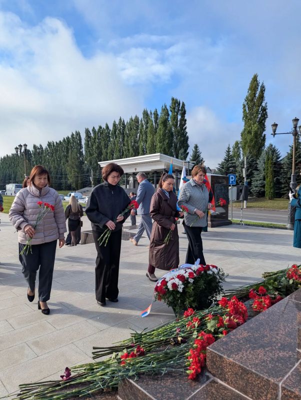 В День города сотрудники УФК по Курской области приняли участие в торжественной церемонии возложения цветов на мемориальном комплексе «Курская дуга» В День города сотрудники УФК по Курской области приняли участие в торжественной церемонии возложения цветов на мемориальном комплексе «Курская дуга»