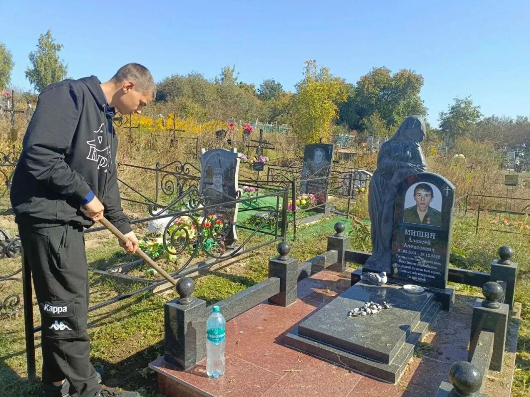 Ребята из Тимуровского отряда "Доброе сердце" Солдатской ООШ навели порядок на местах захоронений участников Великой Отечественной войны и участников СВО Ребята из Тимуровского отряда "Доброе сердце" Солдатской ООШ навели порядок на местах захоронений участников Великой Отечественной войны и участников СВО