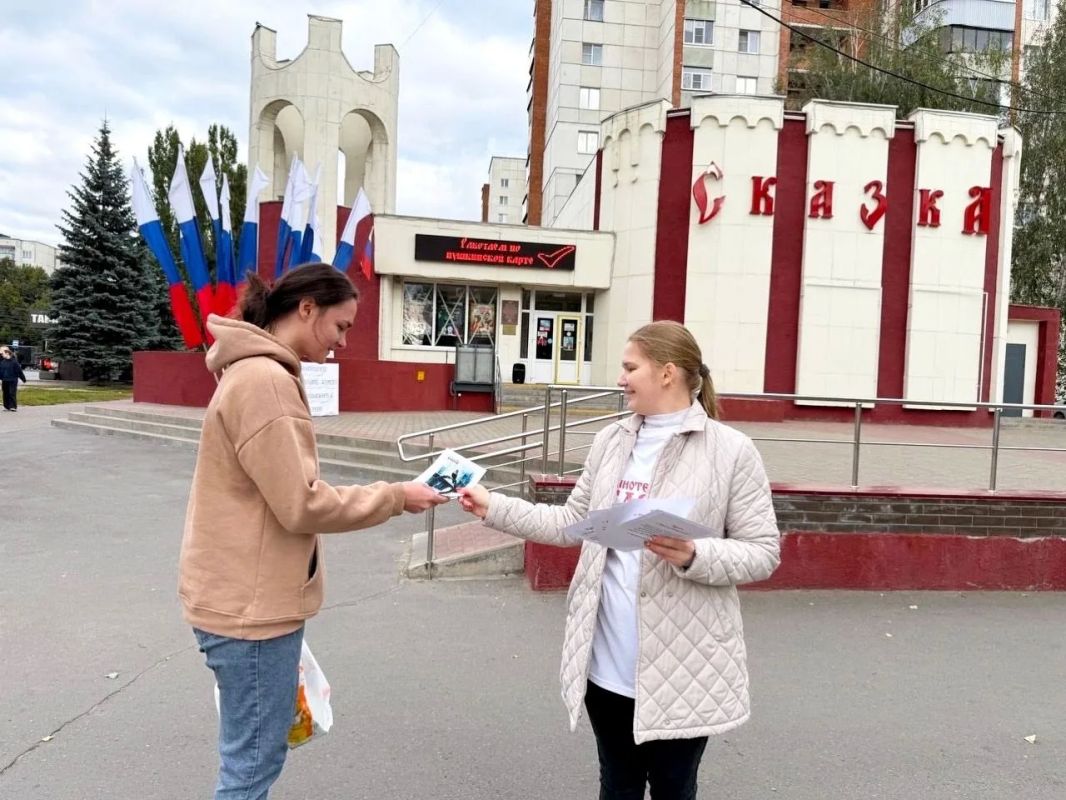 Центр досуга «Сказка» раздал курянам открытки с памятными местами города Центр досуга «Сказка» раздал курянам открытки с памятными местами города